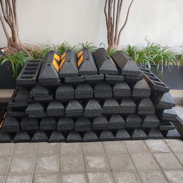Entrega de Topes de Estacionamientos